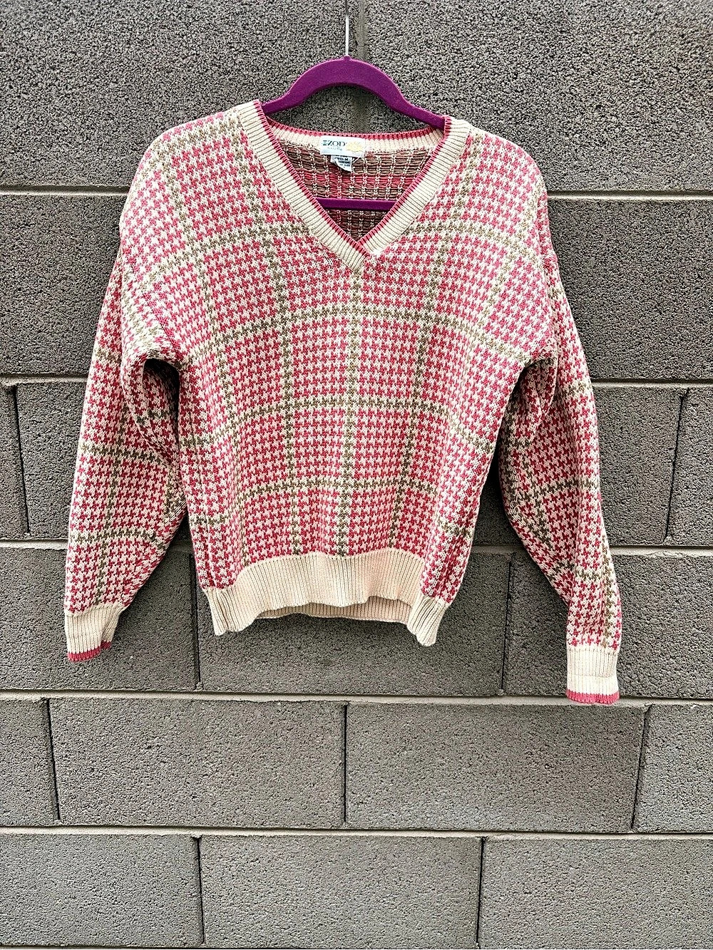 ZOD Club Houndstooth V-Neck Sweater in Pink & Cream Size Medium